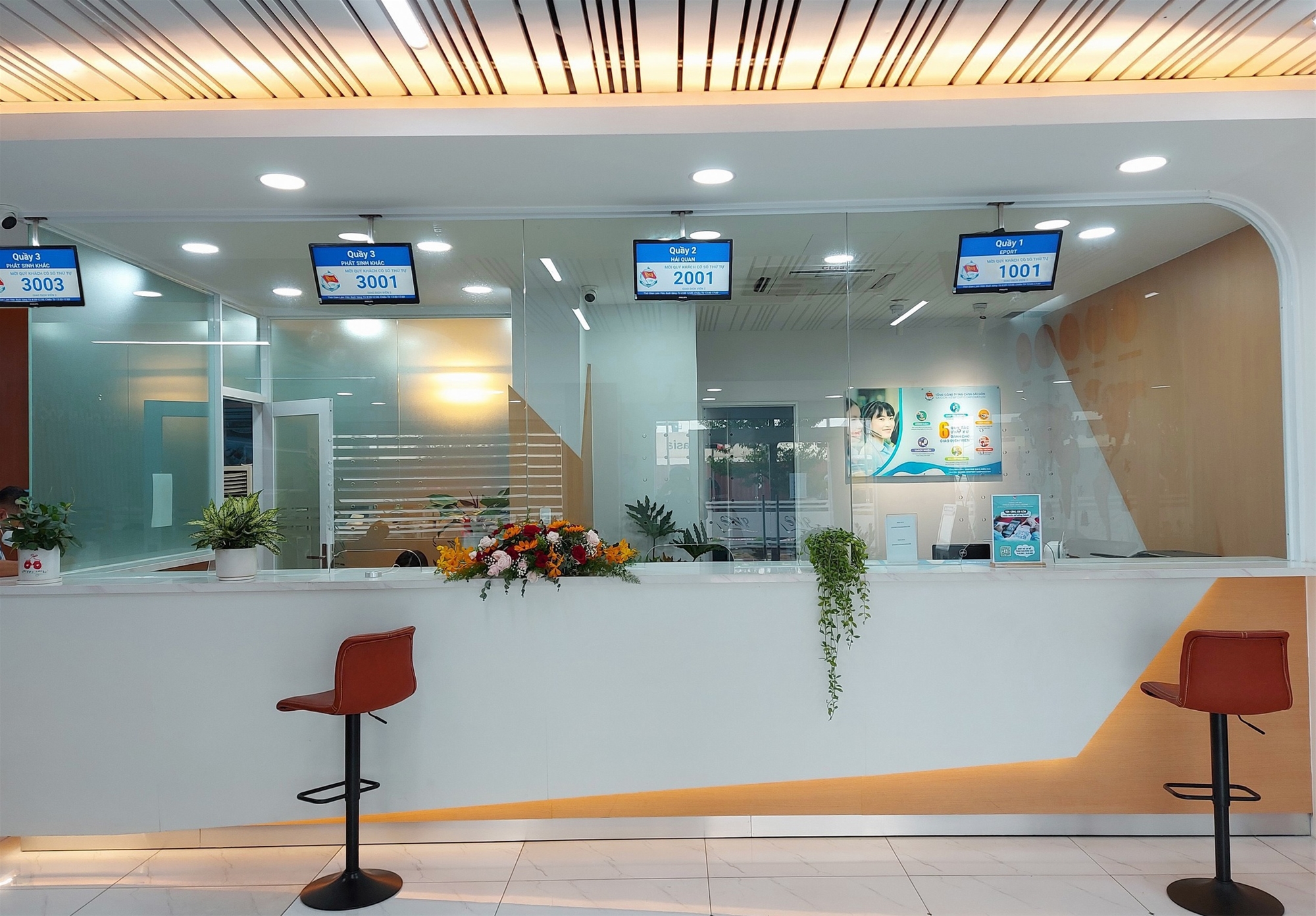 Khu vực quầy điều phối và tiếp nhận máy bảo hành