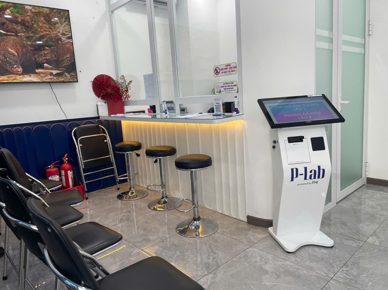 Khu vực sảnh đón tiếp khách hàng tại trạm dịch vụ